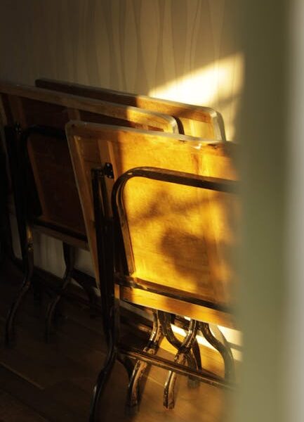 Krzesła metalowe składane – najlepsze modele na małą przestrzeń