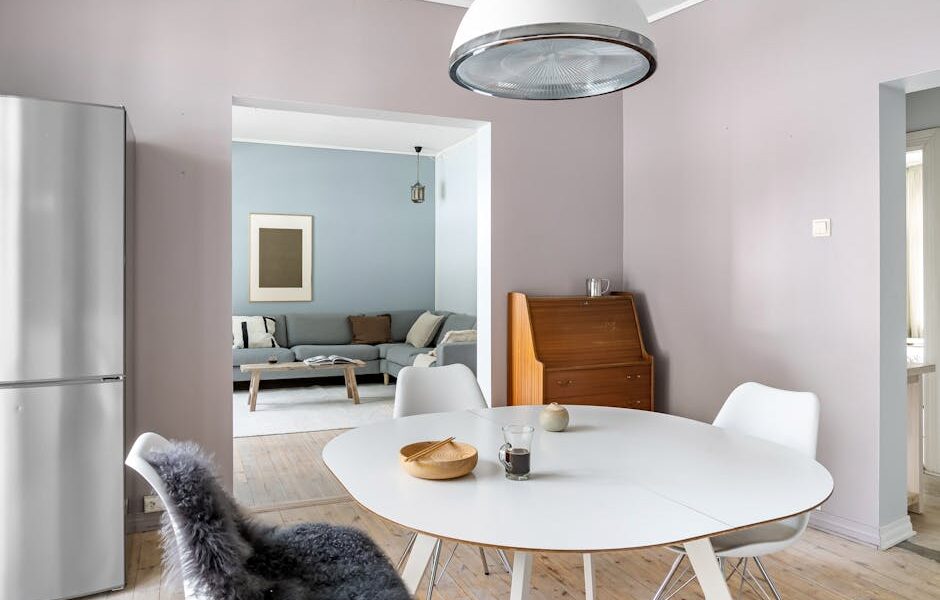 Pastelowe krzesła skandynawskie – jakie kolory wybrać