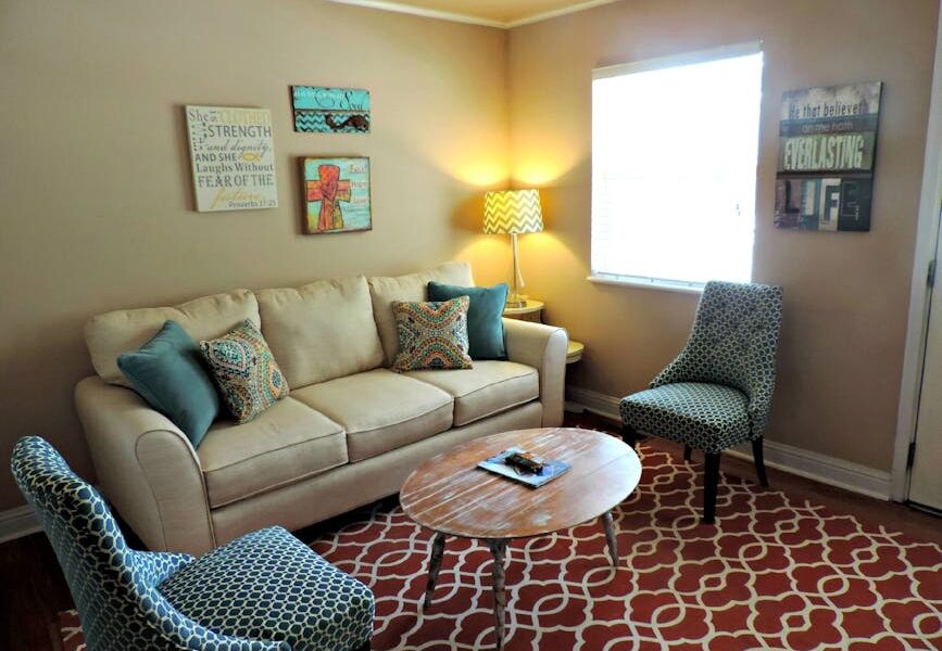 Krzesła nowoczesne do salonu – TOP 15 propozycji 2025