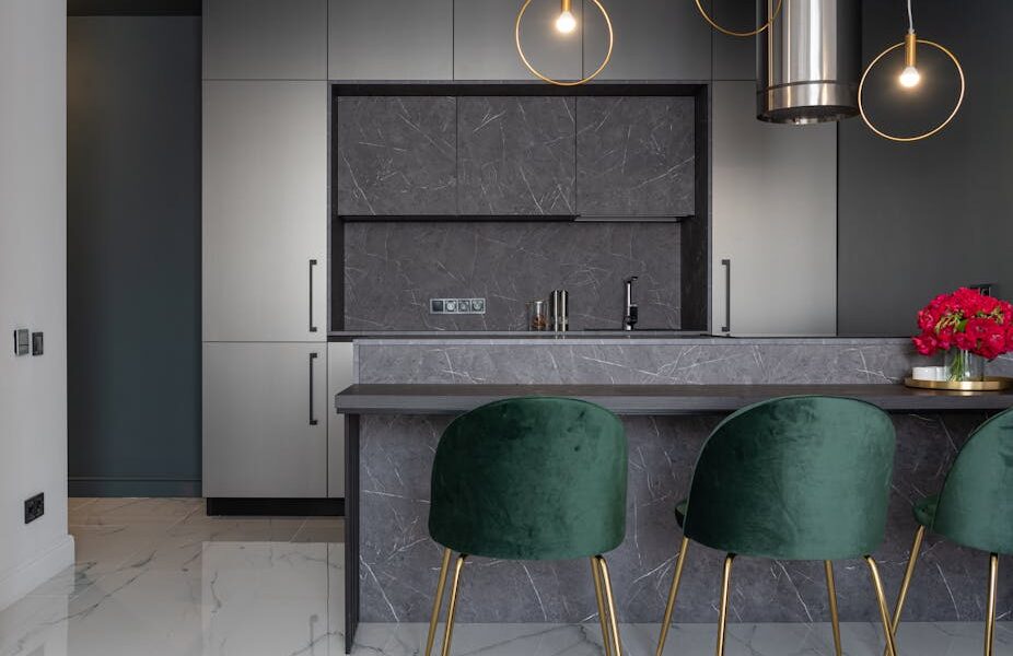 Krzesła z aksamitu – nowoczesny luksus w jadalni