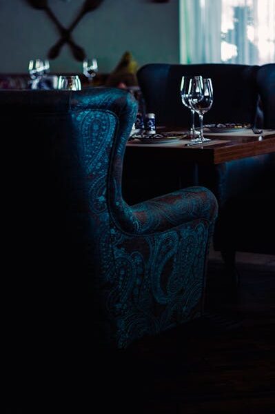 Krzesła tapicerowane do jadalni – materiały i kolory