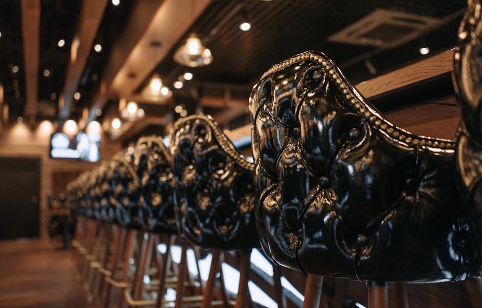 Krzesła do jadalni skórzane czy tapicerowane – co wybrać