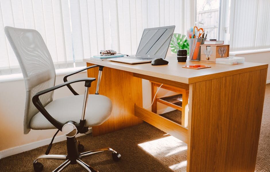 Jak ustawić krzesło biurowe dla maksymalnego komfortu