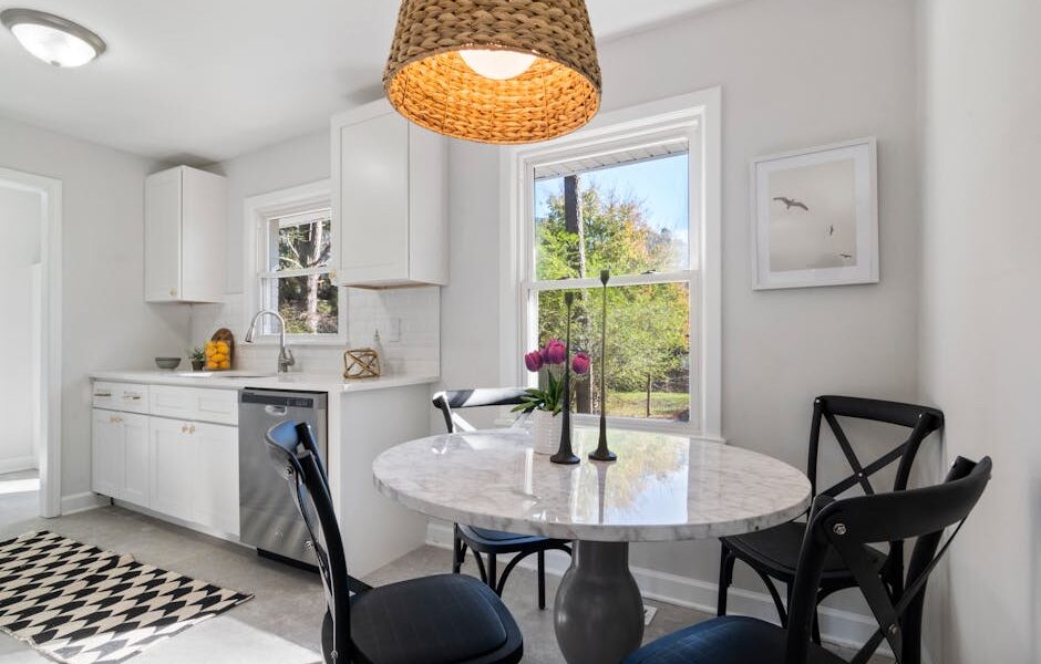 Praktyczne krzesła do małej kuchni – jakie wybrać