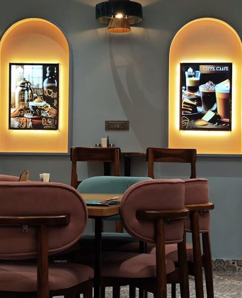 Krzesła do kuchni z możliwością sztaplowania – praktyczne rozwiązania