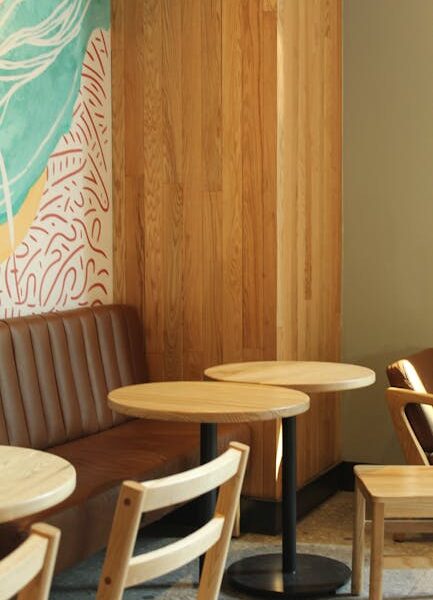 Jak dobrać krzesła do narożnika w salonie