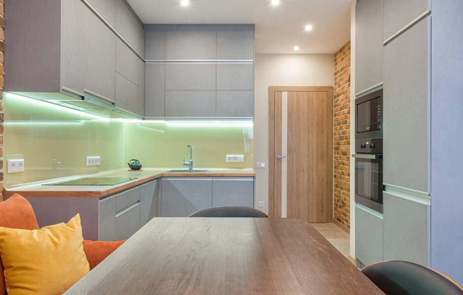 Krzesła akcentowe w salonie – jak je wykorzystać