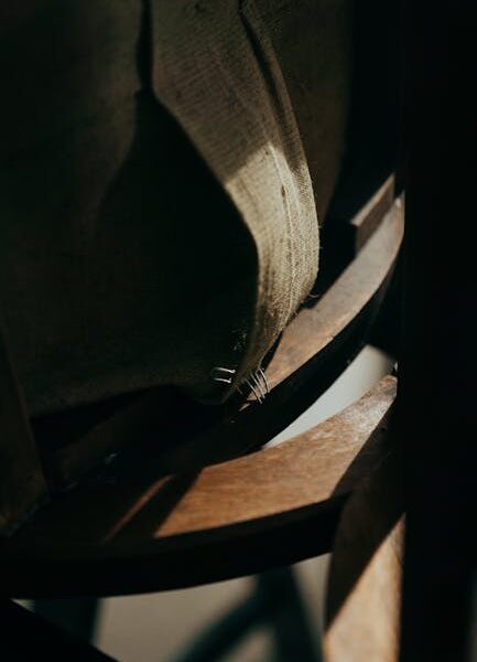 Konserwacja krzeseł drewnianych – sezonowy przewodnik