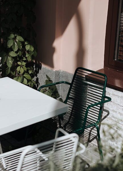 Krzesła metalowe na taras i do ogrodu – ranking 2025