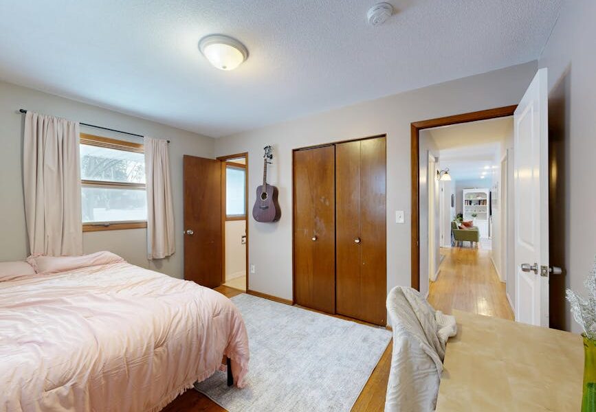 Podkładki pod krzesła – jak chronić podłogę