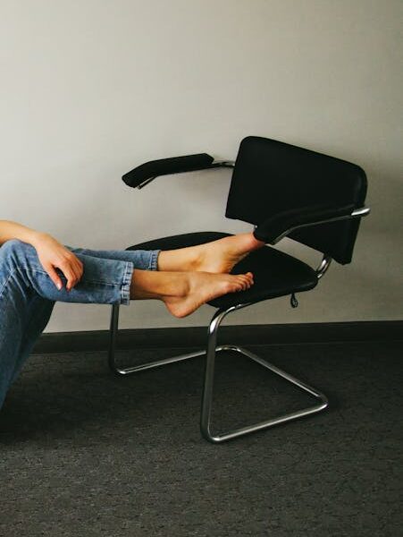 Podnóżki do krzeseł biurowych – komfort na wyższym poziomie